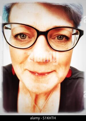 Frau mittleren Alters mit Brille Stockfoto