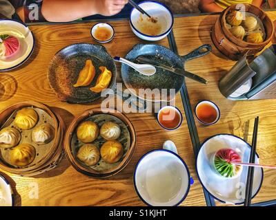 Chinesisches Essen serviert auf einem Tisch fertig zum Verzehr. Stockfoto