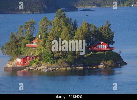 Rote Häuser auf der Insel in Island Stockfoto