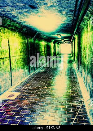 Durchgang, der Gehweg auf Pfad Themse führt zu Thames Barrier, London, England Stockfoto