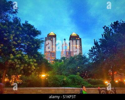 Union Square Park und Zeckendorf towers in der Dämmerung, NYC, USA Stockfoto