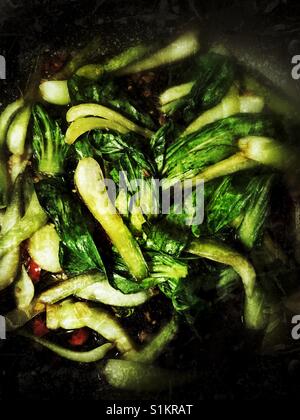 Pak Choy gekocht mit Knoblauch, Ingwer, Chili und Austernsauce Stockfoto
