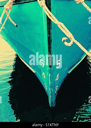 Schiffsentwurf auf blauem Rumpf des festgetäuten Schiffes. Der vertikale Abstand zwischen der Wasserlinie und dem Boden des Rumpfes. Stockfoto