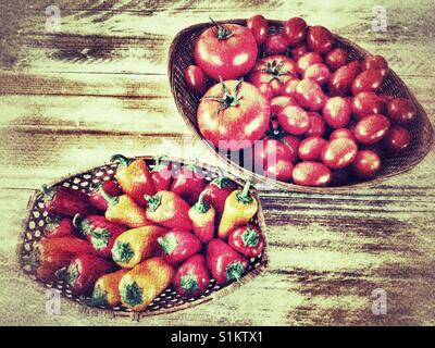 Obst und Gemüse: homegrown, Bio Tomaten und verschiedene kleine Paprika in Körben Stockfoto