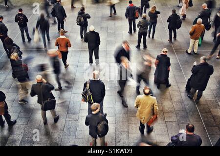 Pendler, Fahrgäste und Reisende warten auf einen belebten Bahnhofshalle um Rush Hour oder Peak-Zeit warten und rauschenden für ihren Transport. Stockfoto