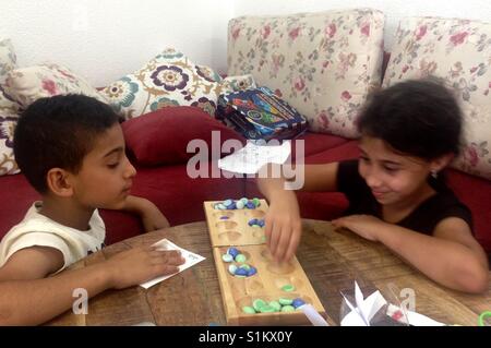 Kinder spielen Mancala-An afrikanischen Brettspiel. Stockfoto