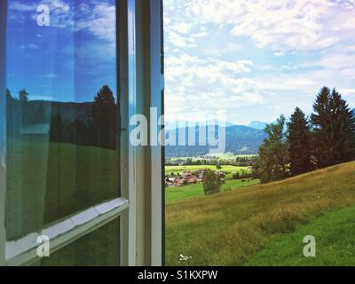 Ein Fenster in ein Tal in den deutschen Alpen, Oberallgäu, Deutschland Stockfoto