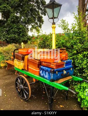 Alte Gepäckwagen auf der Plattform in Dunster Station auf der West Somerset Railway. Stockfoto