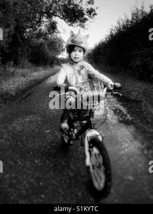 5-Jähriges Mädchen auf ihrem Fahrrad. Stockfoto