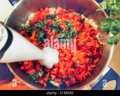 Mit einem Stabmixer gazpacho Suppe machen. Hohe Betrachtungswinkel Stockfoto
