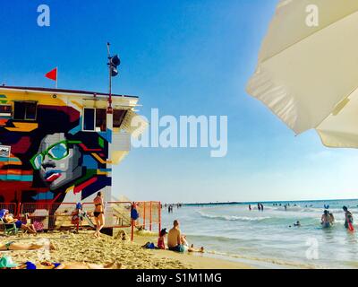 Ein sonniger Tag auf dem weichen Sand am Frishman Beach in Tel Aviv, Israel. Stockfoto