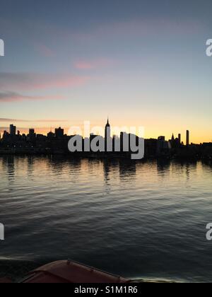 New York - Mai 2017: Die Skyline von Manhattan in der Morgendämmerung Stockfoto