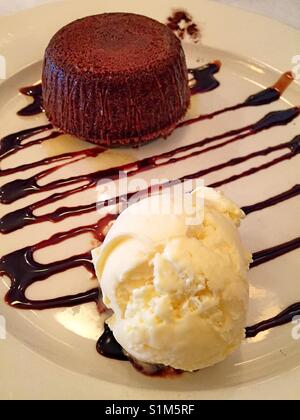 Schokolade Kuchen und Eis Dessert im französischen Bistro. Stockfoto