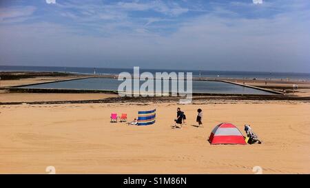 Menschen auf Margate Strand an einem Sommertag, Kent, England, Stockfoto