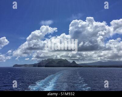 Blick auf der Kreuzfahrt Schiff über dem Pazifischen Ozean zu schönen hawaiianischen Insel Na Pali Küste von Kauai Stockfoto