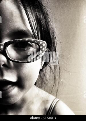 5-Jähriges Mädchen mit Brille Stockfoto
