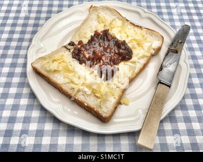 Geriebener Cheddar Käse Sandwich mit Branston pickle Stockfoto