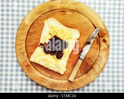 Cheddar Käse Sandwich mit Branston pickle Stockfoto