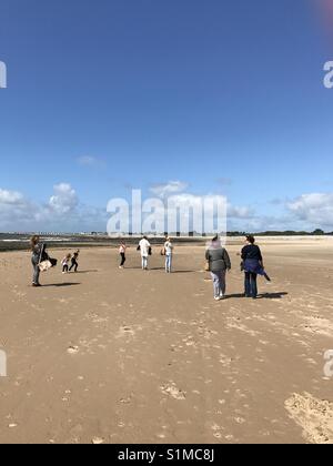 Newton Bay, Porthcawl, Wales - August 2017: Menschen genießen Sie einen gemütlichen Spaziergang am ruhigen Strand bei Ebbe Stockfoto