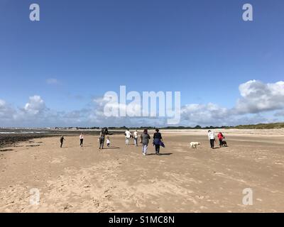 Newton Bay, Porthcawl, Wales - August 2017: Menschen genießen Sie einen gemütlichen Spaziergang am ruhigen Strand bei Ebbe Stockfoto