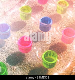 Nahaufnahme einer transparenten aufblasbare Wasser Luftmatratze am Strand Stockfoto