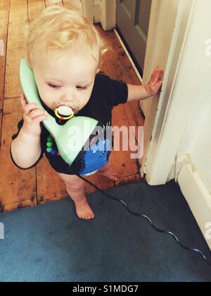 11 Monate alten Baby auf dem Telefon. Stockfoto