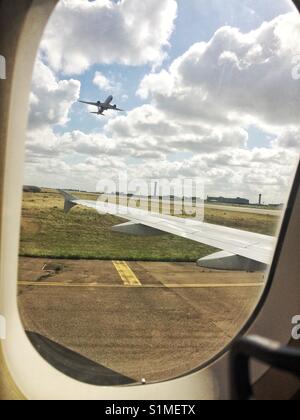 Blick vom Flugzeug Fenster mit einem anderen Luftfahrzeug. Stockfoto