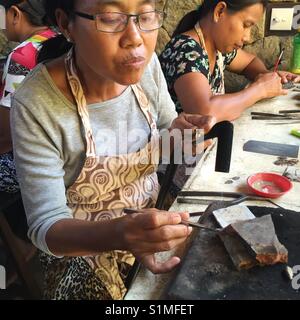 Weibliche Juweliere Arbeiten in Werkstatt. Ubud, Bali, Indonesien Stockfoto