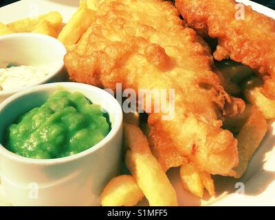 Fisch, Pommes und Erbsenpüree Stockfoto