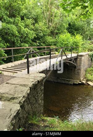 Das Gusseisen Straßenbahn Straßenbrücke über den Fluss Cynon in Aberdare, Wales, wurde im Jahre 1811 erbaut und ist eines der ältesten 'Eisenbahn Brücken der Welt Stockfoto