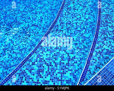 Kleine blaue Fliesen machen bis die Unterseite der Schritte in einem großen Swimmingpool. Das Wasser ist klar, die Sonne scheint - es ist an der Zeit schwimmen zu gehen! Foto - © COLIN HOSKINS. Stockfoto