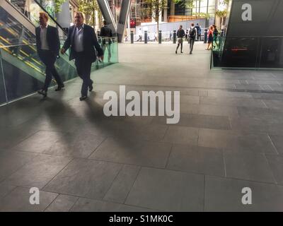 Männer in Anzügen zu Fuß in der City von London Stockfoto