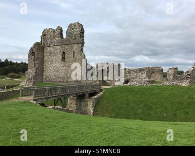 Ruinen des 12. Jahrhunderts Ogmore Castle in Südwales Stockfoto