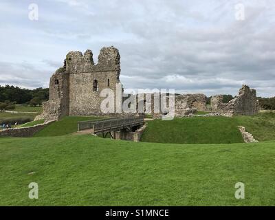 Ruinen des 12. Jahrhunderts Ogmore Castle in Südwales Stockfoto