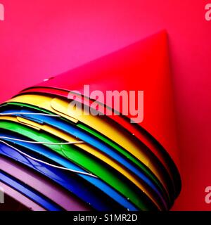 Ein helles bunt detail Schuß aus einem Stapel von Partei Hüte Stockfoto