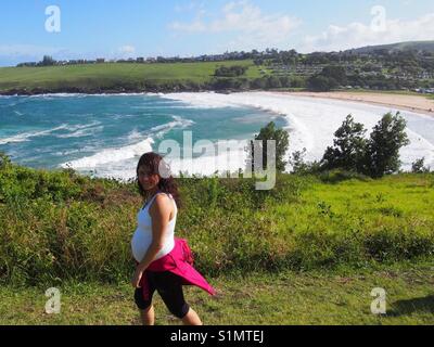 Ziemlich schwangere Frau zu Fuß entlang der Küste, Sydney NSW Australien Stockfoto