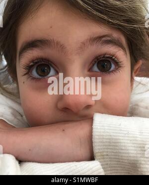 Kleines Mädchen mit grossen braunen Augen Stockfoto