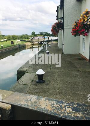 Die Grand Union Canal im Grove Lock in der Nähe von Leighton Buzzard, Bedfordshire, England Stockfoto