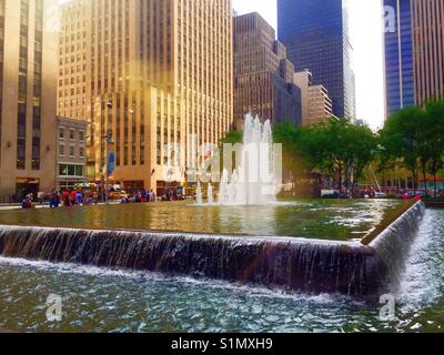 Einen reflektierenden Pool und Springbrunnen, Rockefeller Center, Avenue of the Americas, New York, USA Stockfoto