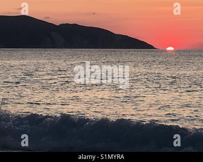 Sonnenuntergang auf Myrtos Beach auf der Insel Kefalonia in Griechenland Stockfoto