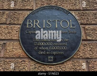 Eine inoffizielle Plakette in Bristol, UK gedenken Teil der Stadt in den Atlantischen Sklavenhandel. Die Plakette ist die Arbeit der Künstler wird Coles. Stockfoto