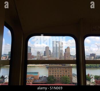 Blick durch die Fenster der Monongahela Incline, Mount Washington, Pittsburgh, Pennsylvania Stockfoto