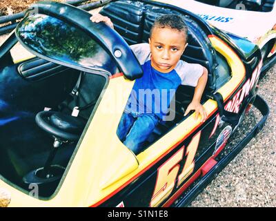 Minnesota State Fair. Eine traurige junge wollen nicht Go Cart Attraktion zu verlassen Stockfoto