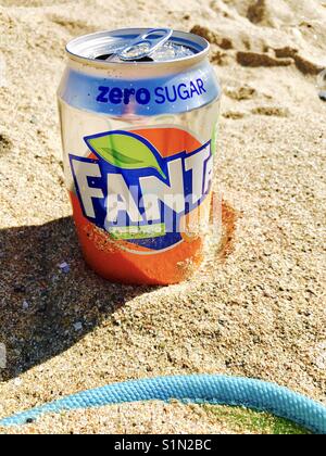 Kann null Zucker Fanta im Sand Stockfoto