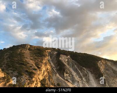 Goldene Stunde auf einem Berg über Myrtos Beach auf der Insel Kefalonia im Ionischen Meer in Griechenland Stockfoto