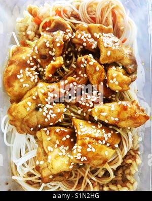 Chicken Teriyaki über Nudeln und Reis garniert mit Sesam. Stockfoto