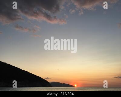 Schönen Sonnenuntergang vom Captain Correlli" ein berühmter Myrtos Beach auf der Insel Kefalonia in Griechenland Stockfoto