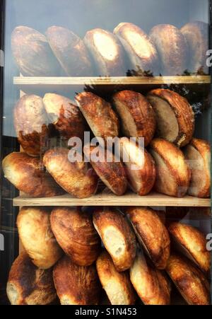 Sauerteig Brote auf Regalen in Lynwood cafe in Lechlade, Gloucestershire. Stockfoto