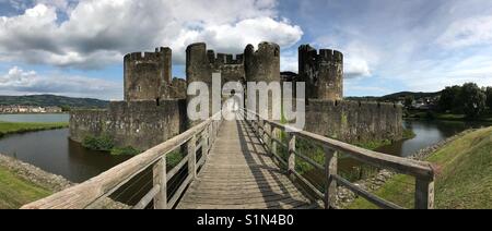 Panoramablick auf die äußere Westen torhaus von Caerphilly Castle Stockfoto