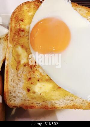 Spiegelei an heißen weißen Toast Stockfoto